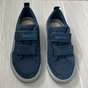 Geos navy blue never worn canvas tennis shoe